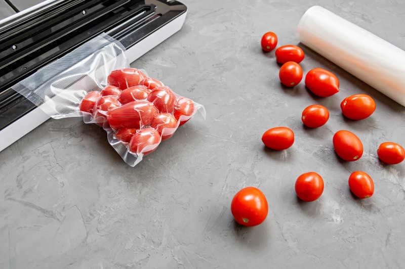 Vacuum packaging of fresh tomatoes with vacuum sealer machine