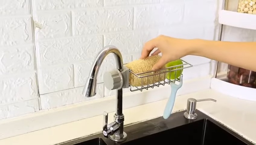 Putting sponge after use on the sponge holder