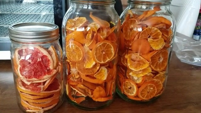 Dehydrated oranges in the jar to store for a long time